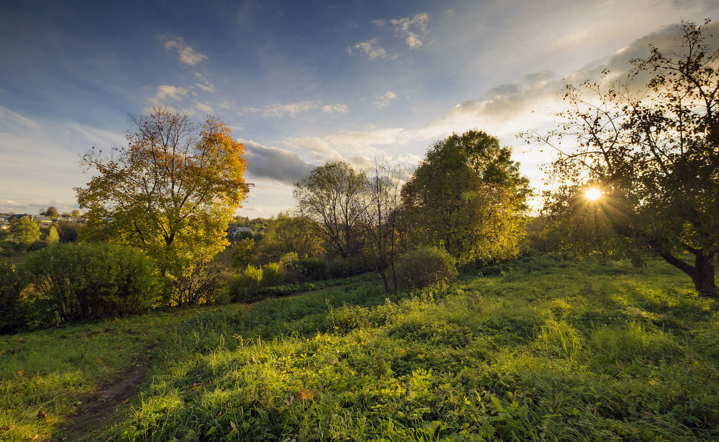 В саду под осенним солнцем