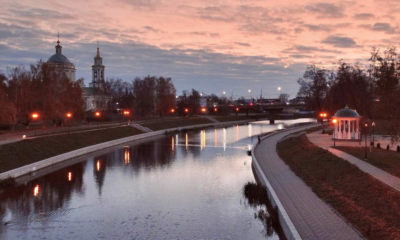 Осенняя ночь накрывает город