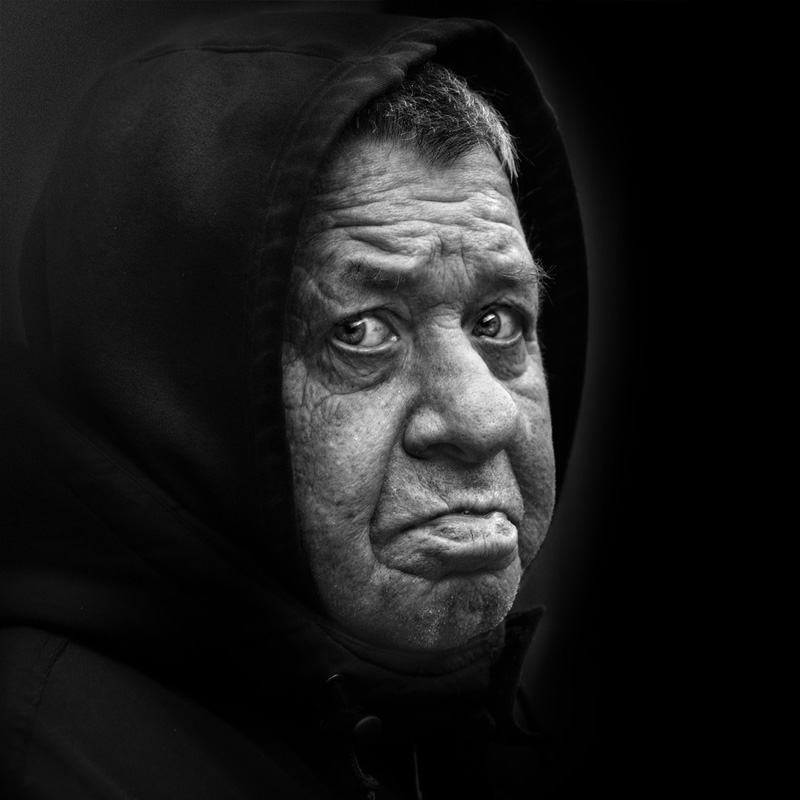 под черным капюшоном