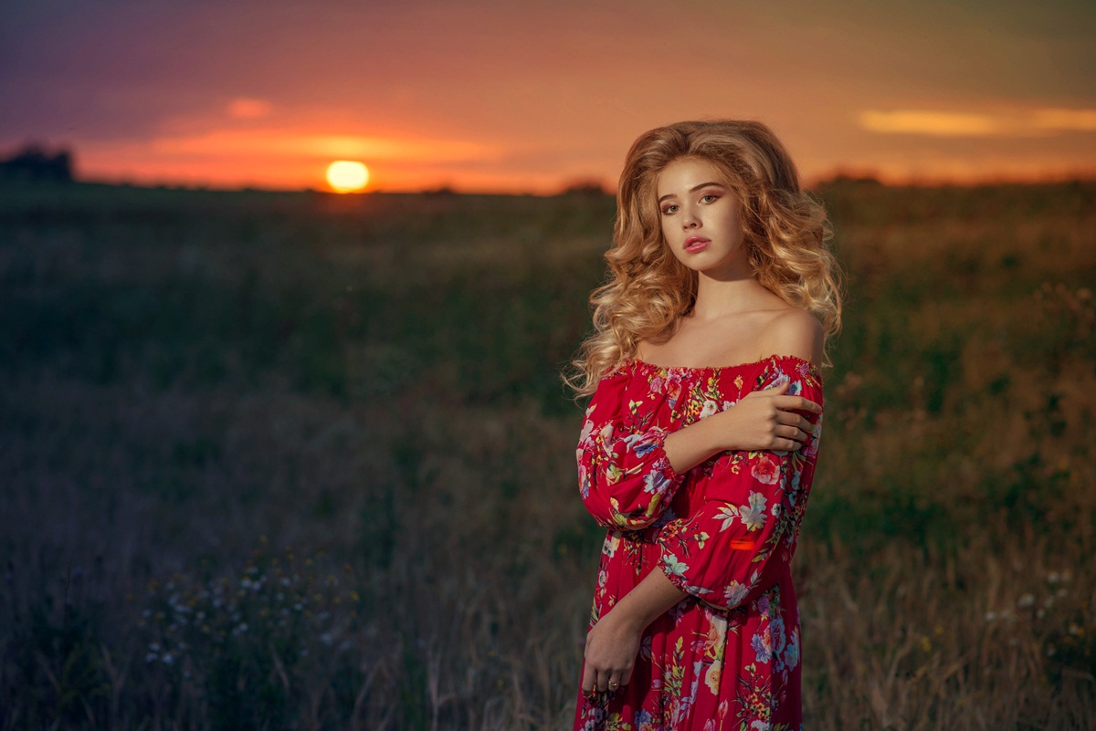 И солнце рыжее устало, купая вечер в августе