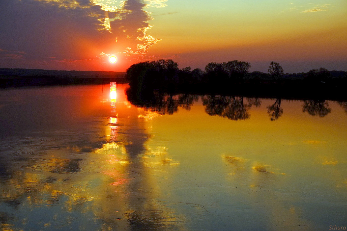 Закат и его отражение в Оке.