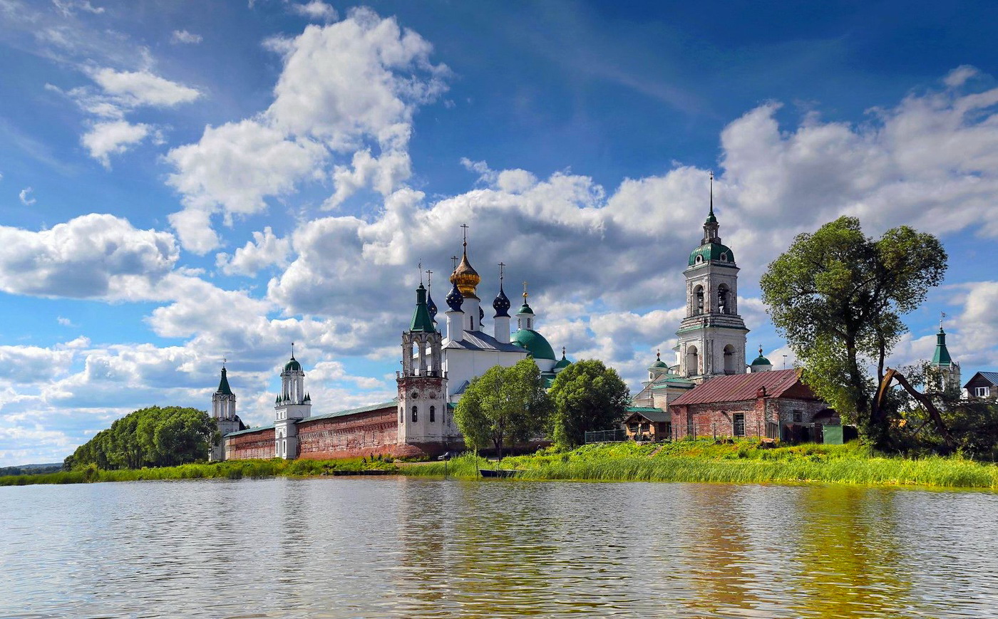 Вид с озера Неро на Спасо- Яковлевский Димитриевский мужской монастырь