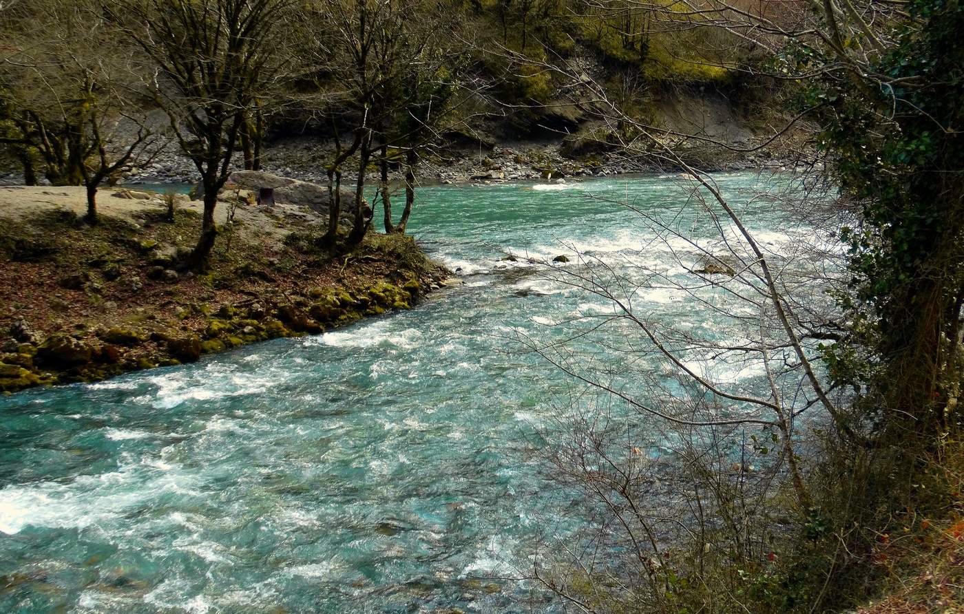 Изумрудная река