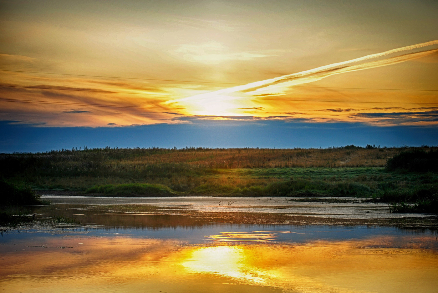 Рассвет над рекои