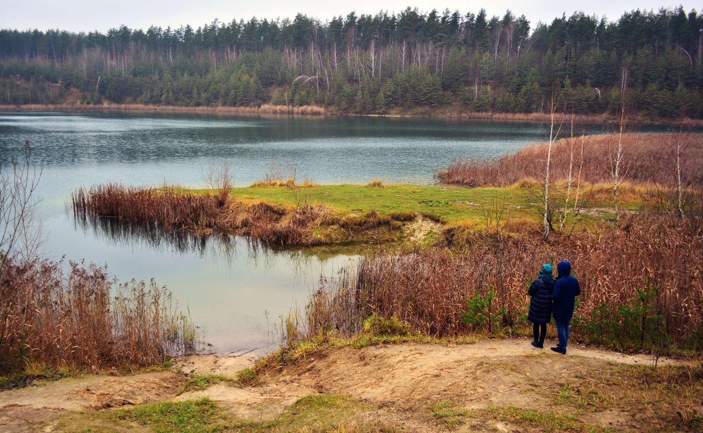 Двое на осеннем берегу