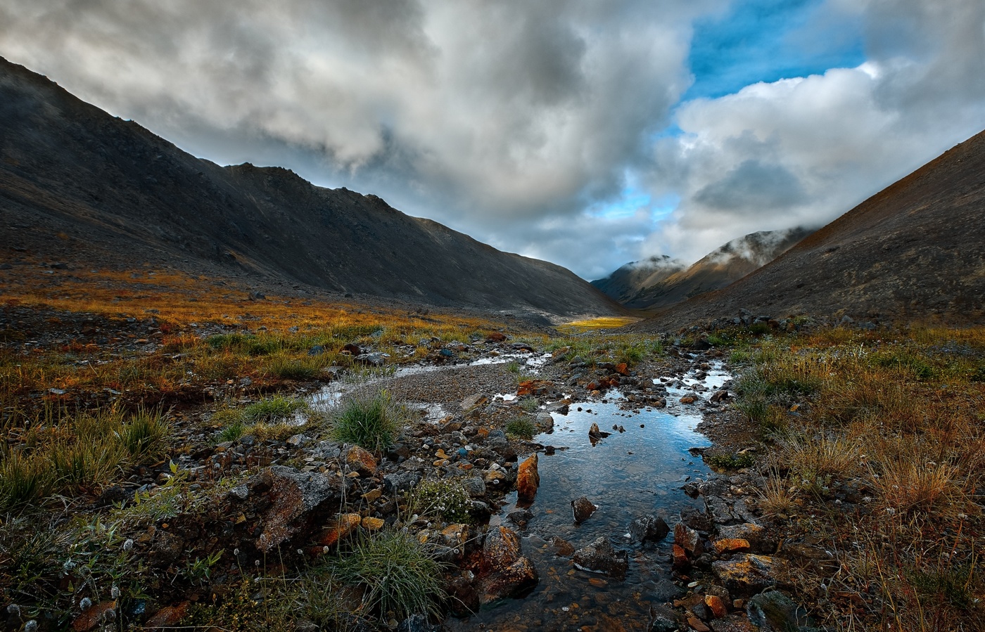 Перевал разъедает осеняя ржавчина
