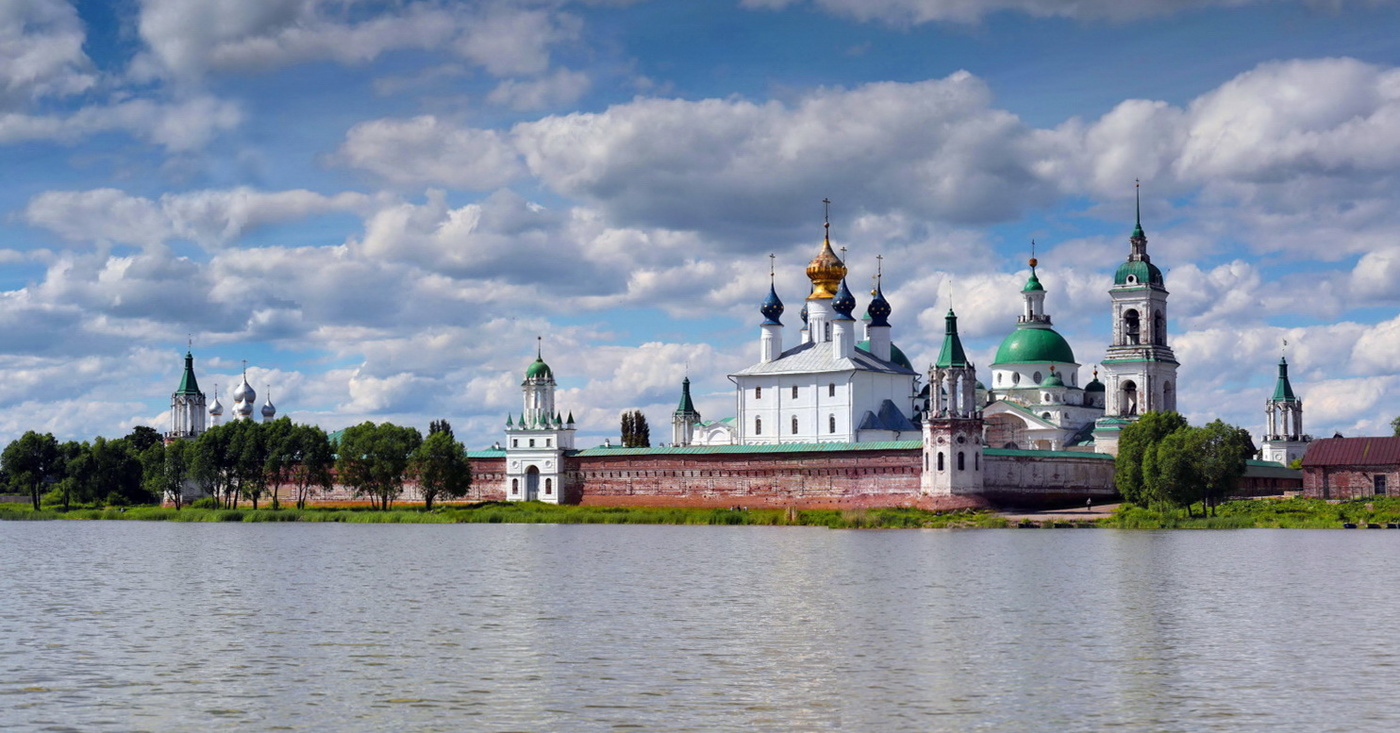Спасо- Яковлевский Димитриевский мужской монастырь, вид с озера Неро