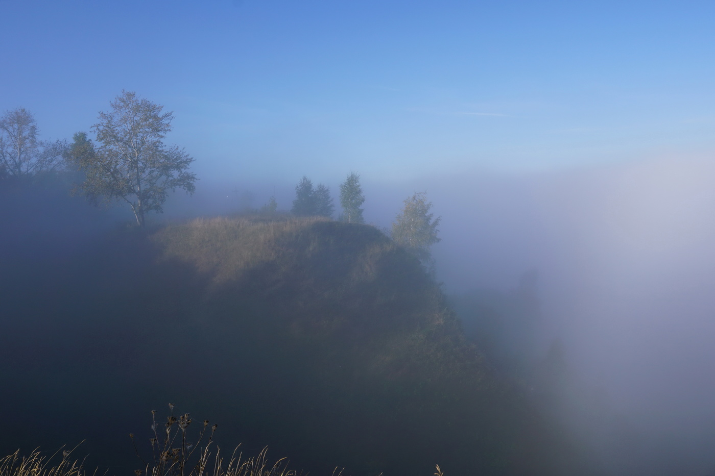 Туман на крутых берегах.