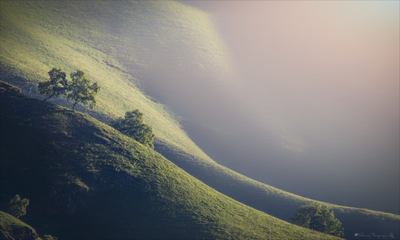 В утренней дымке.