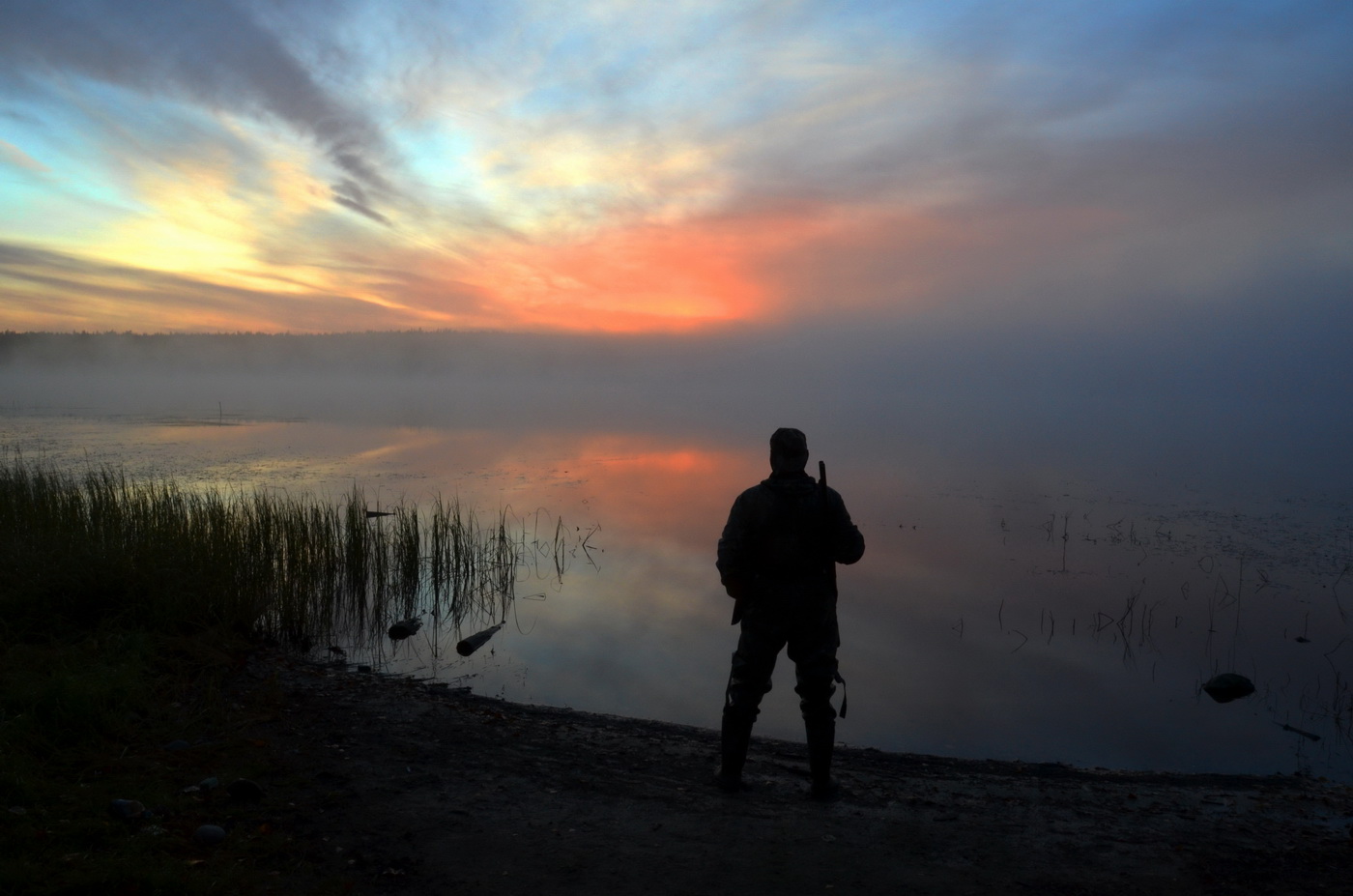 Рассвет на озере.