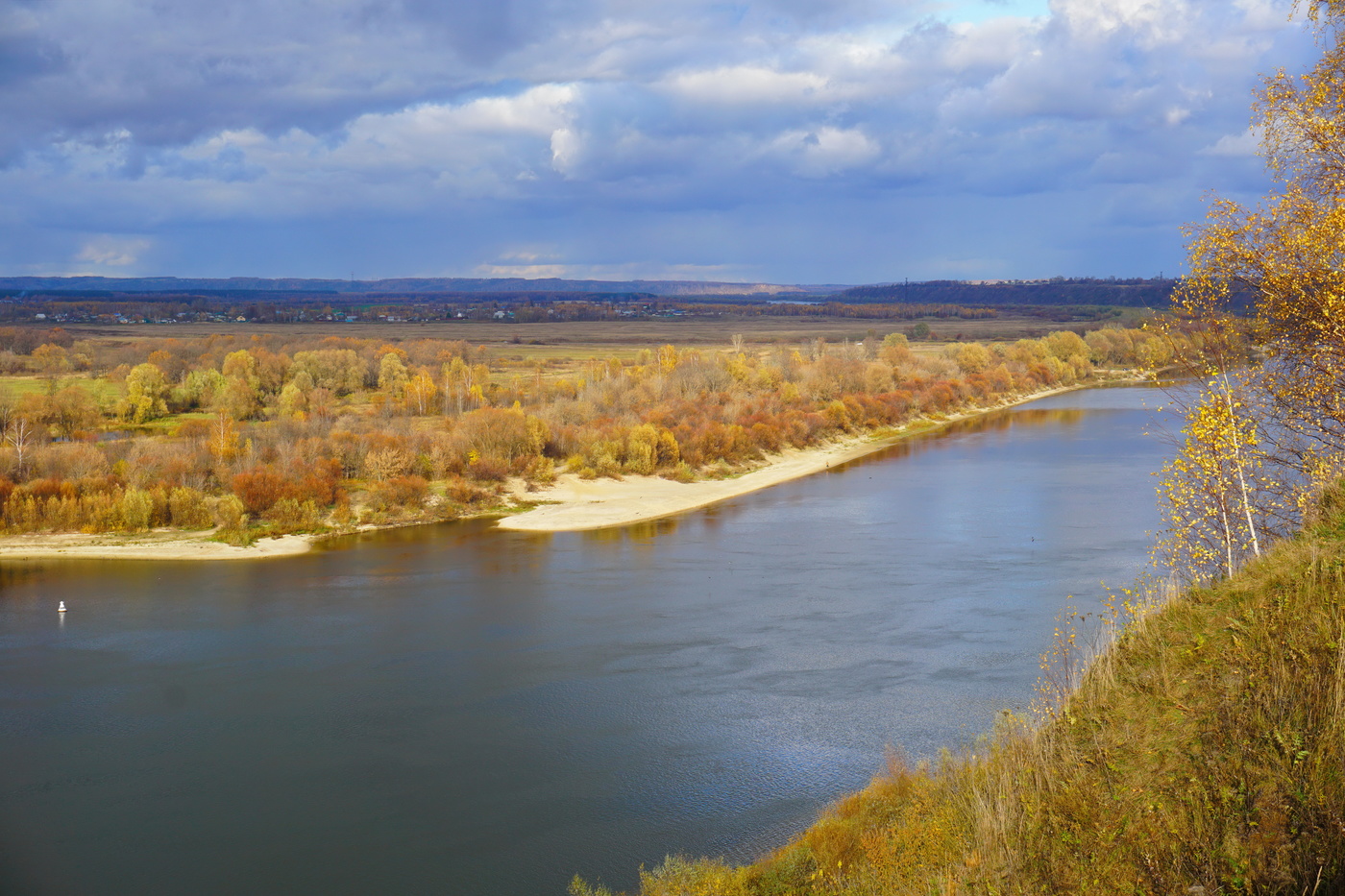 Солнце сквозь тучи.