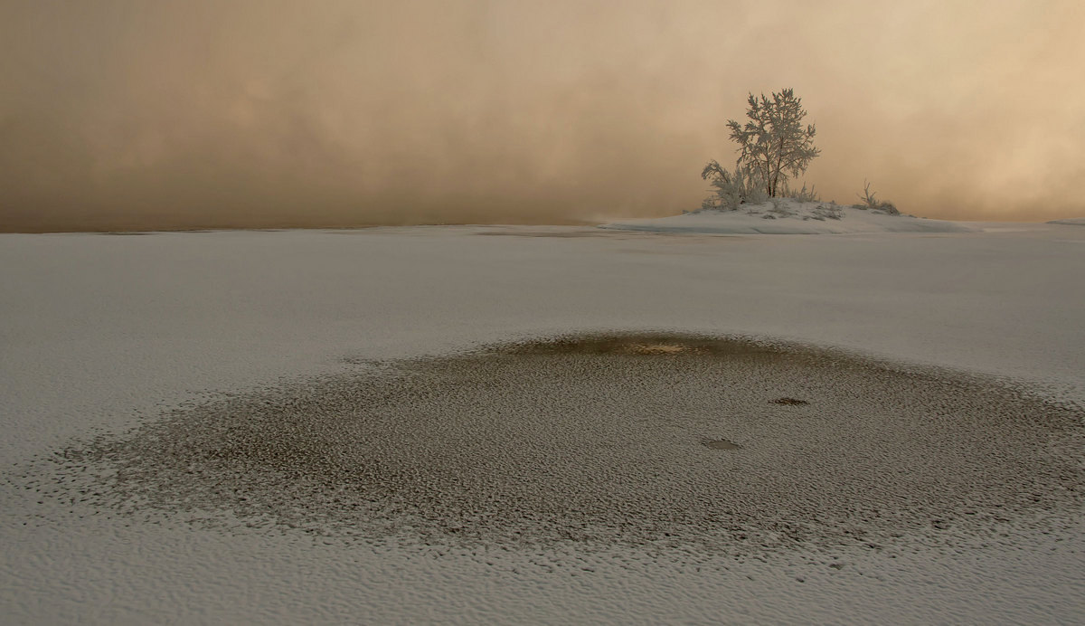 На реке туман...