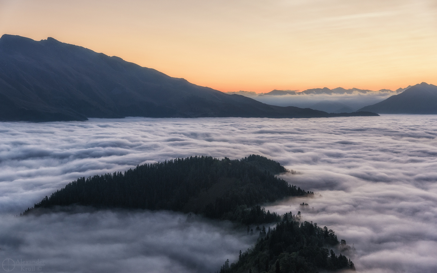 Пихтовый остров в море тумана...