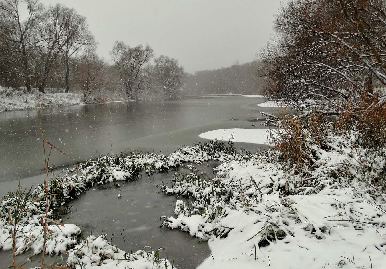 А снег кружится, летает