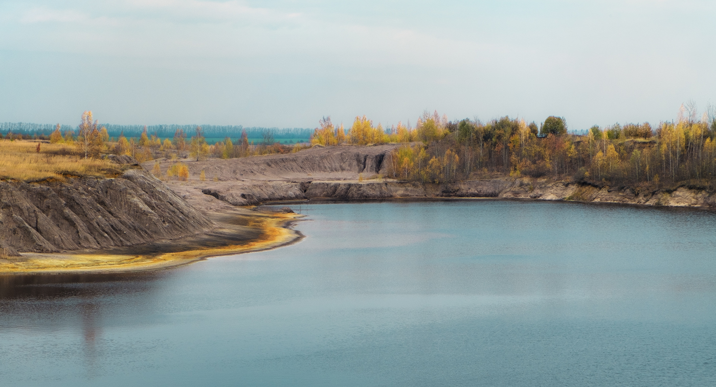 Голубые озёра в золотом обрамлении