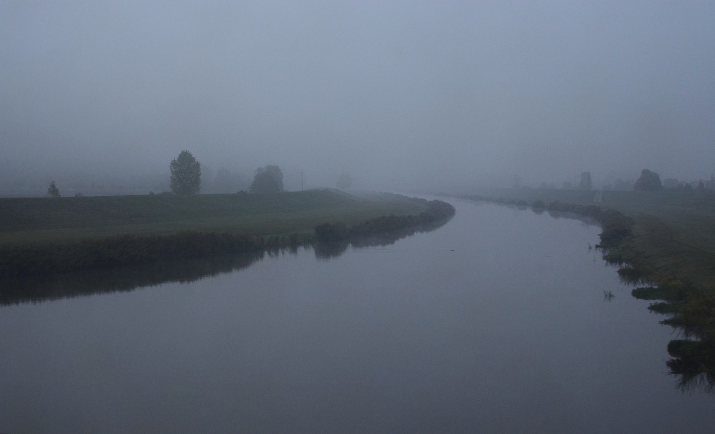 "Уже рассвет полощется ..."