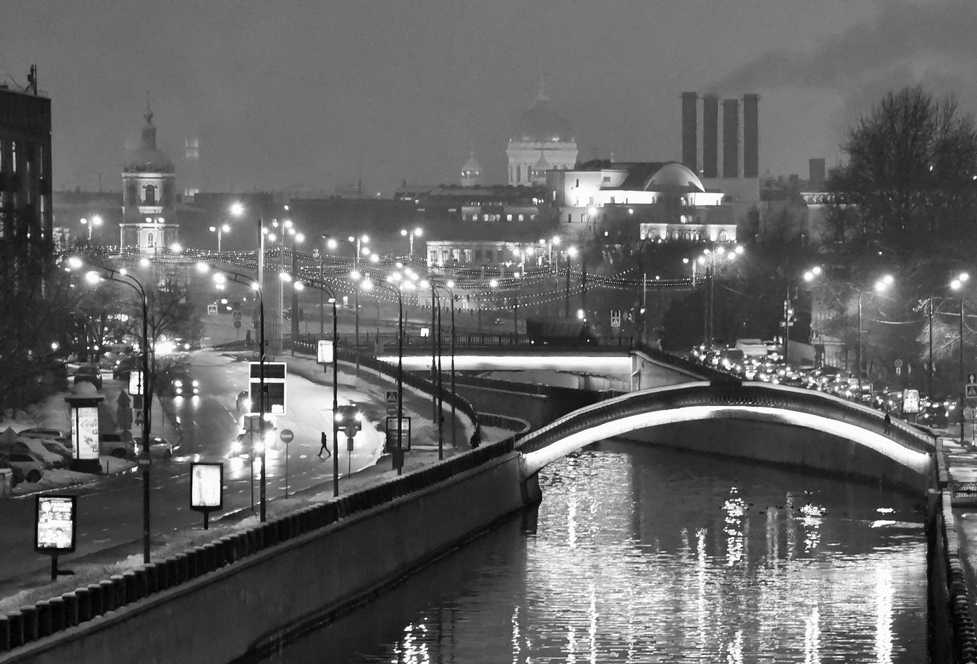 Горбатый мостик через Яузу ...