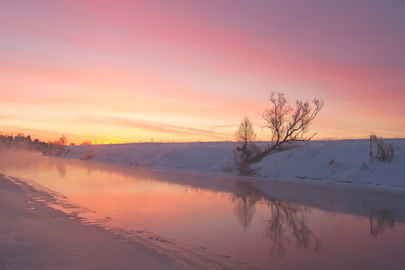 Небо алой зарёй окрашено