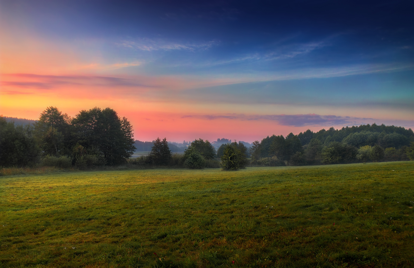 Палитра красок рассвета у реки