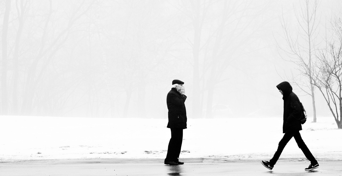 "Порой по улице бредешь ..."