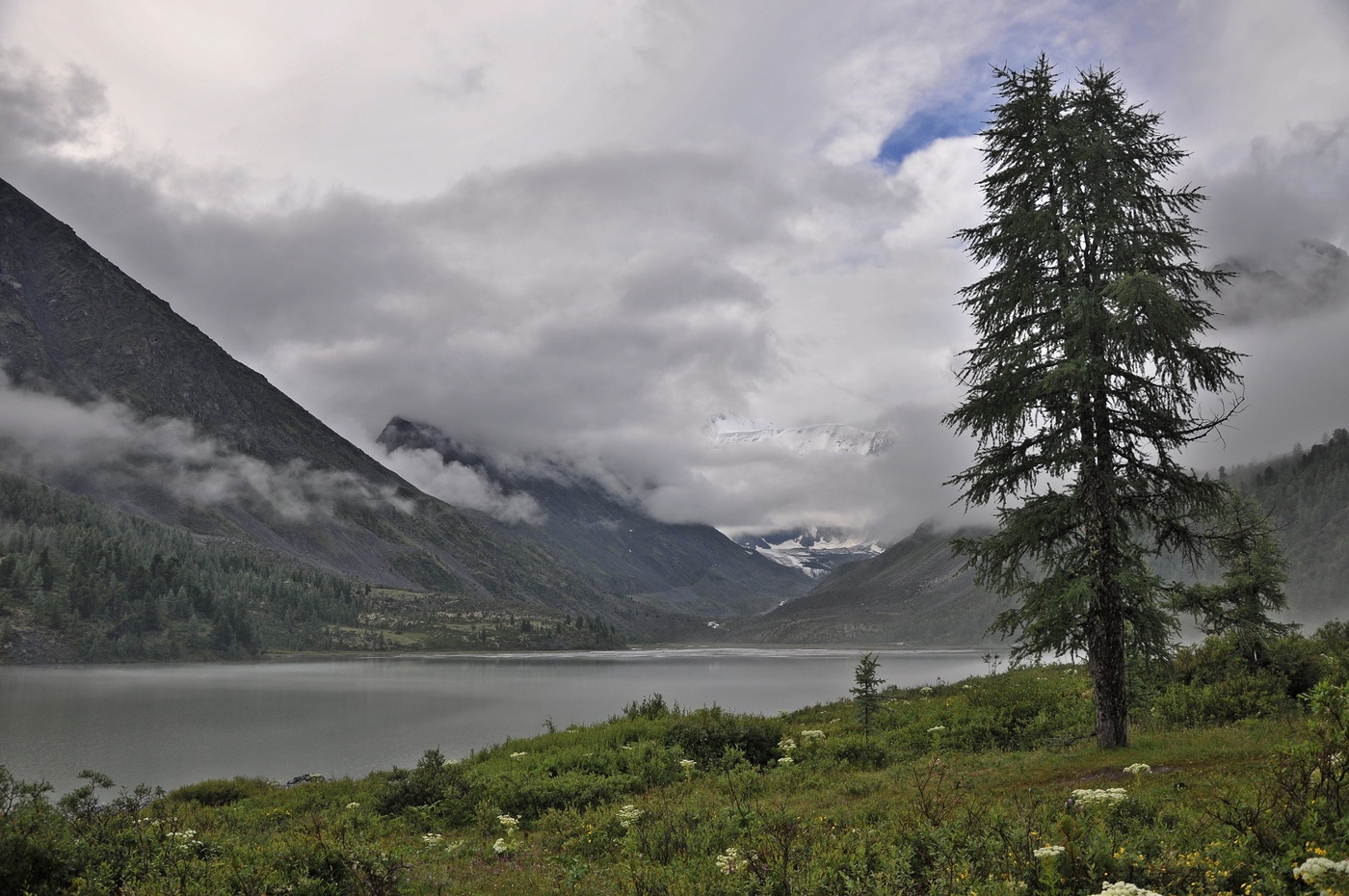 А в горах по утрам туман