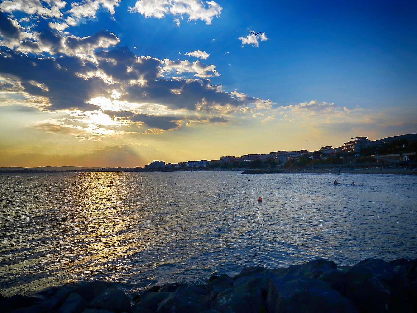 У синего моря.