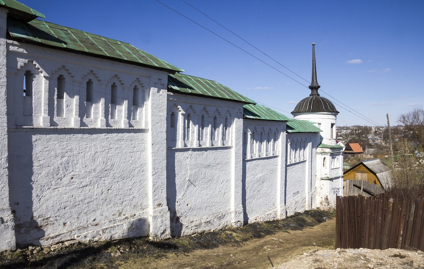 МОНАСТЫРСКАЯ СТЕНА