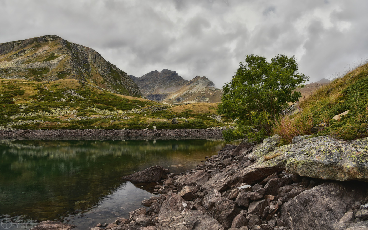 На берегу горного озера...