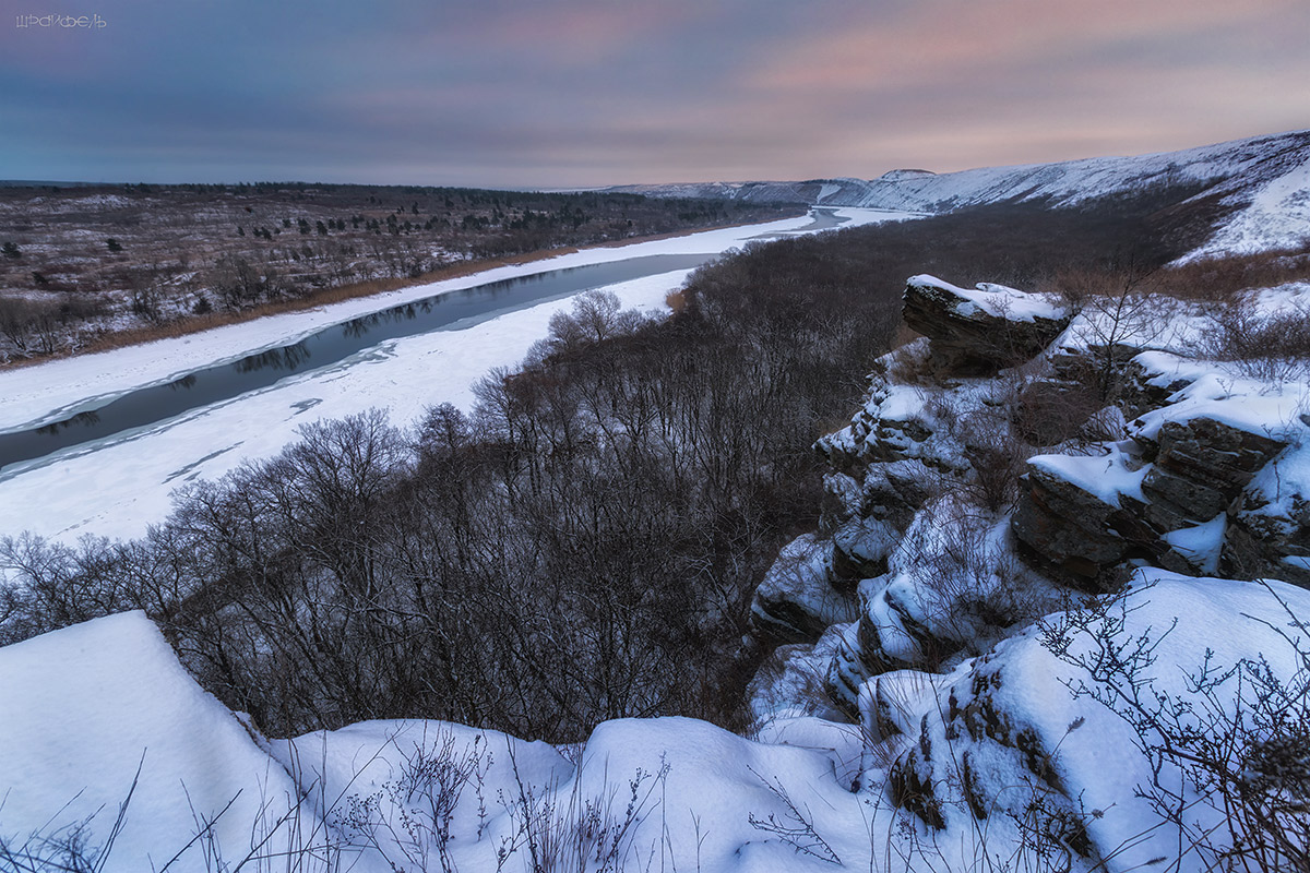 Рассвет 20 января. Донец укрывается льдом.
