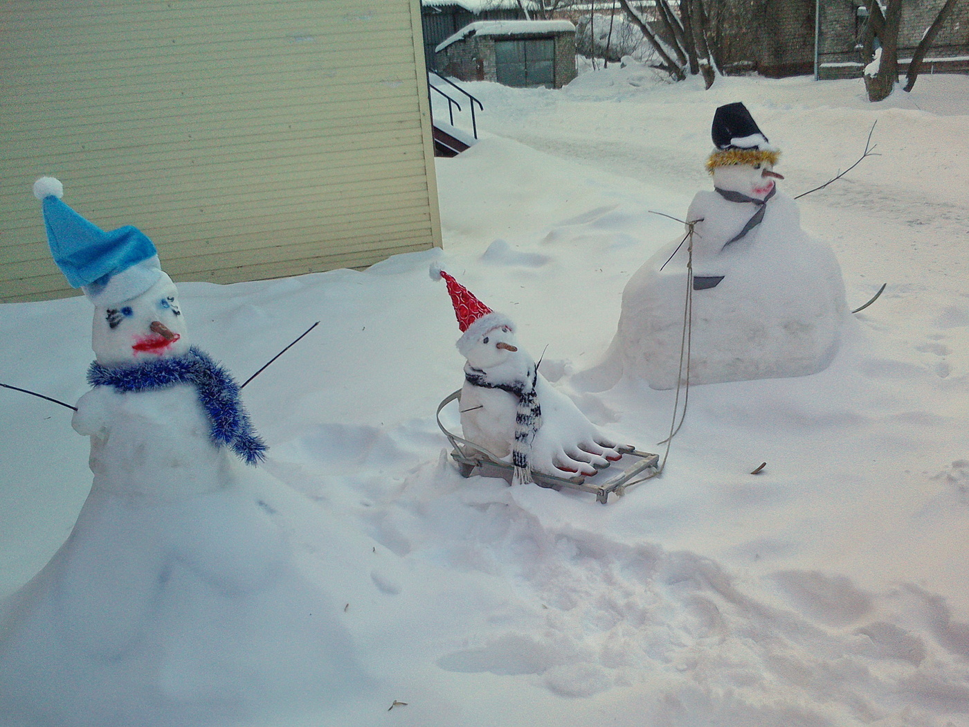 Не первый снег.