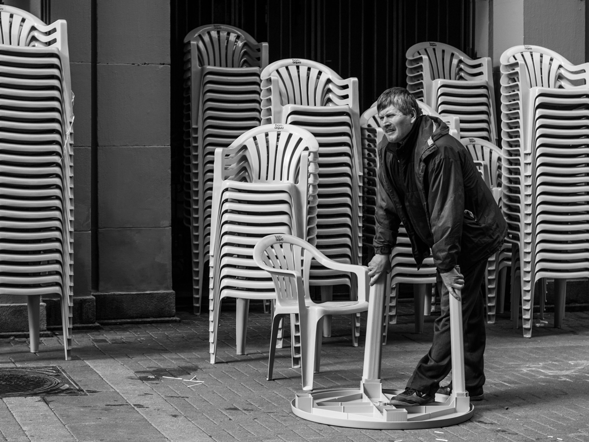 Много стульев и один стол