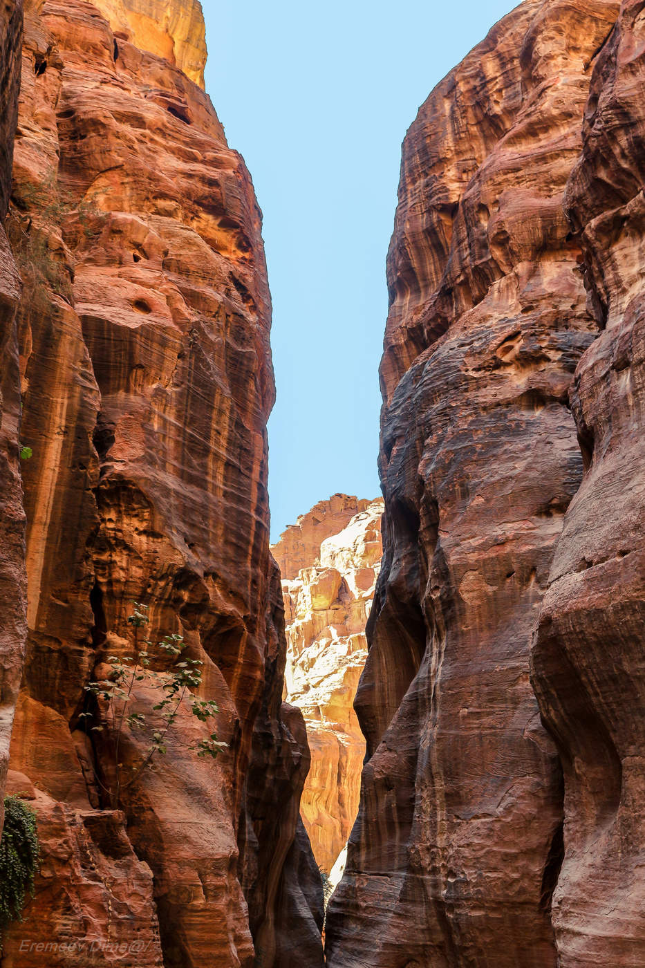 Ущелье: Разлом в скале...