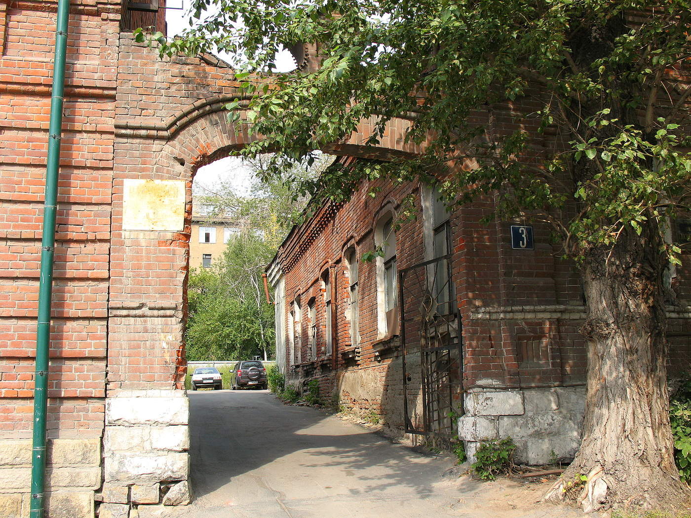 Старые стены.