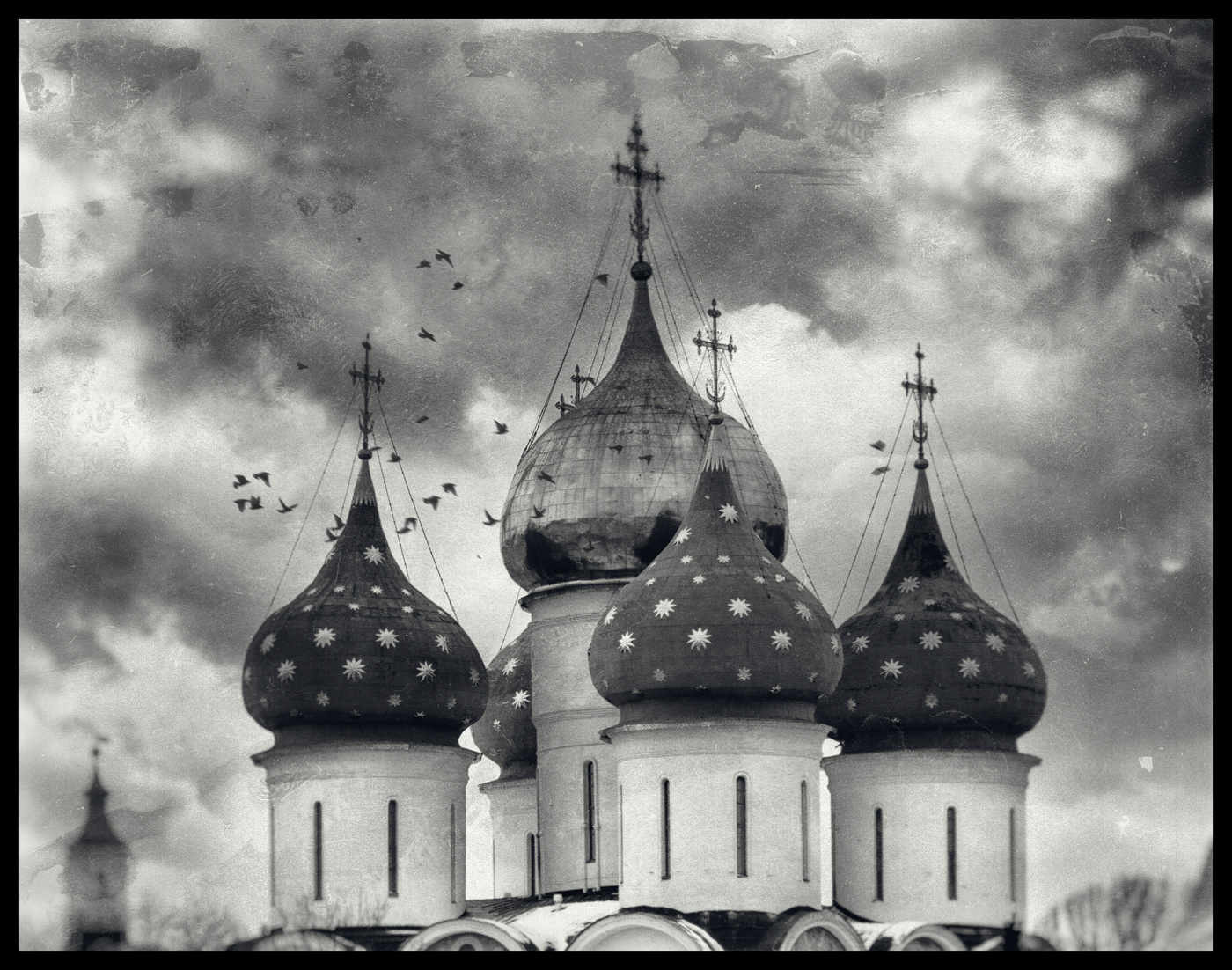 Старый ворон над церковью кружит.