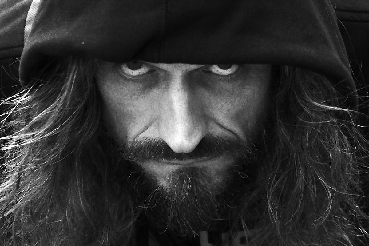 Взгляд из под ...