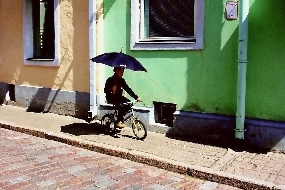 Мальчик под зонтом