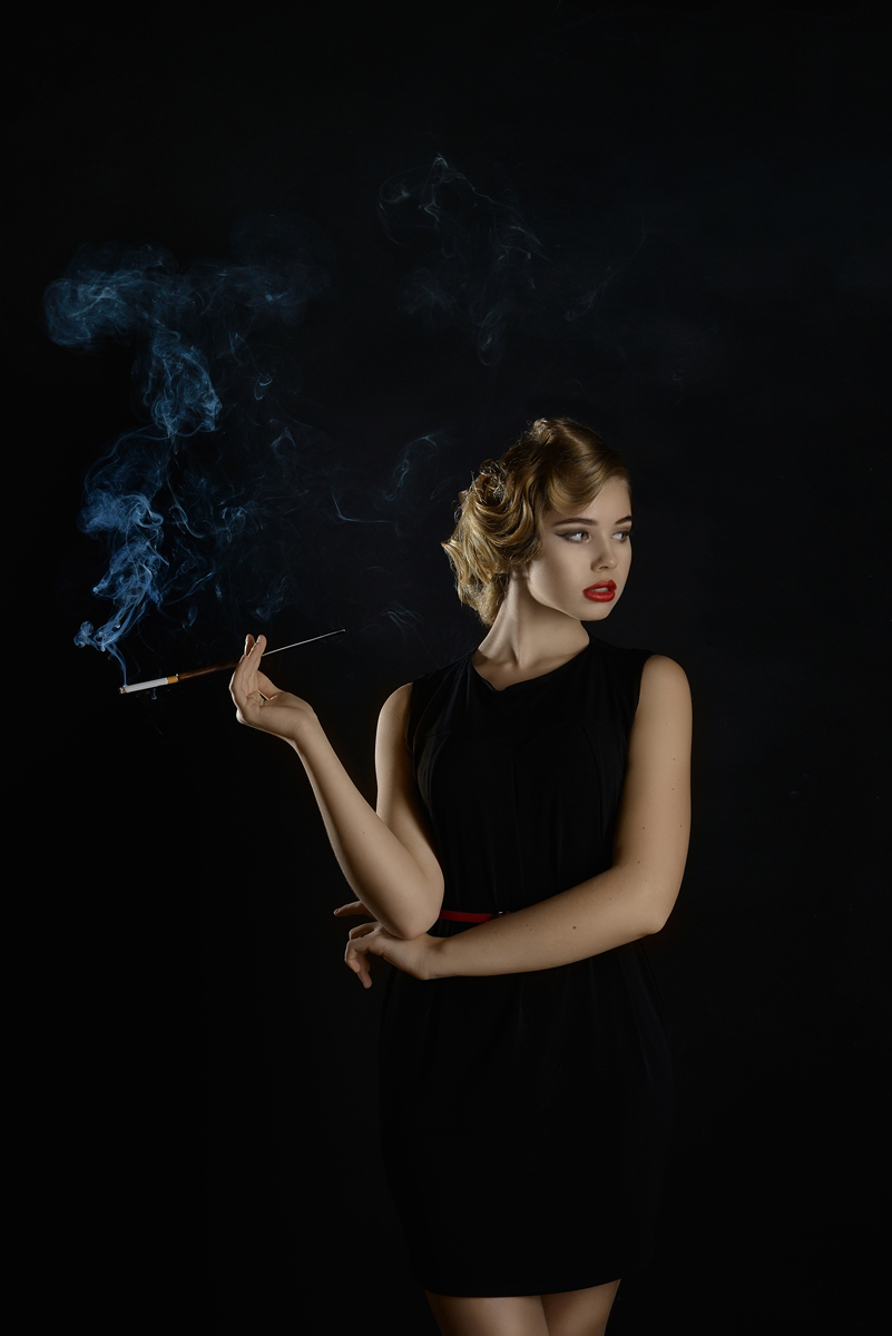 Белый дым, чёрный фон