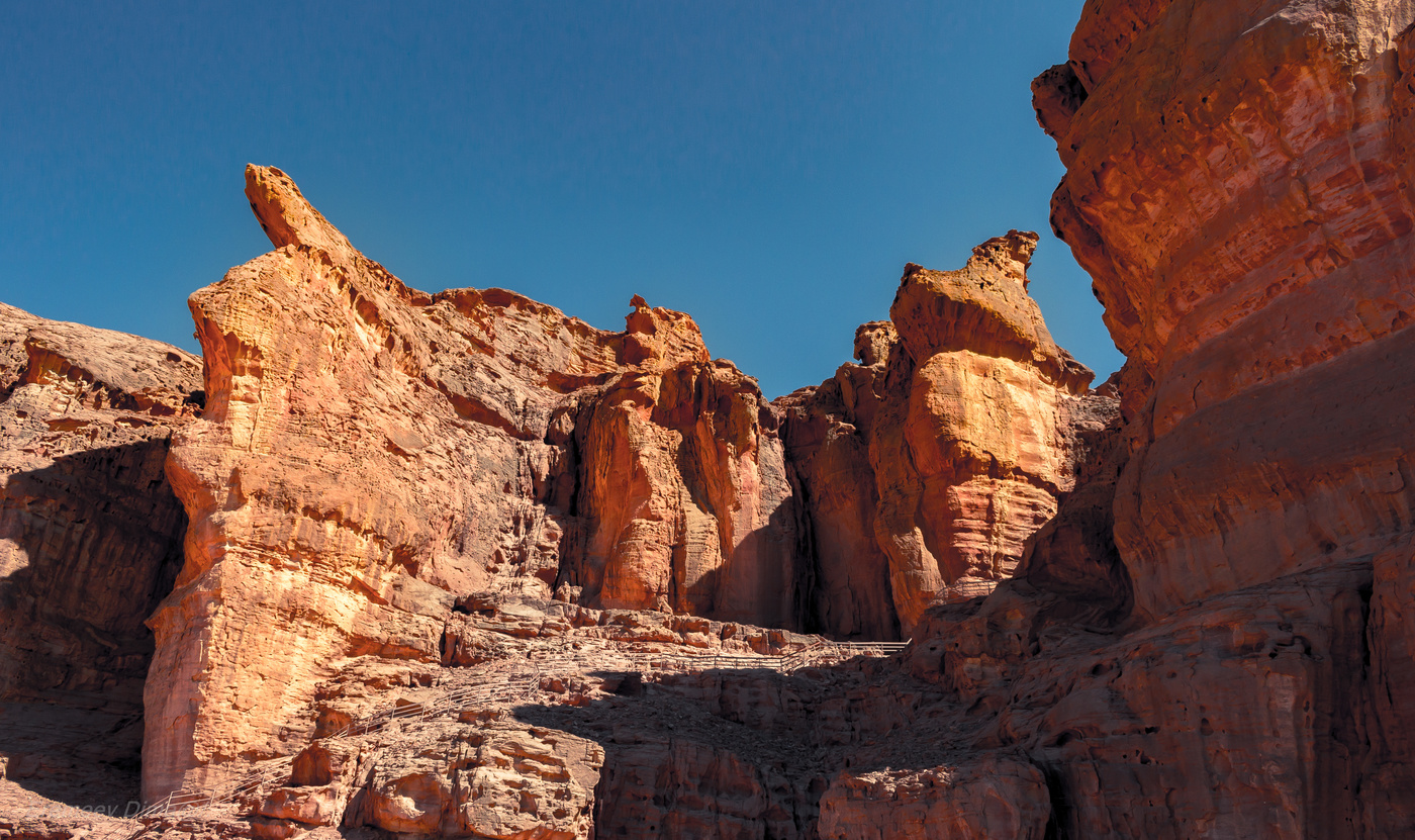 Отвесные скалы...