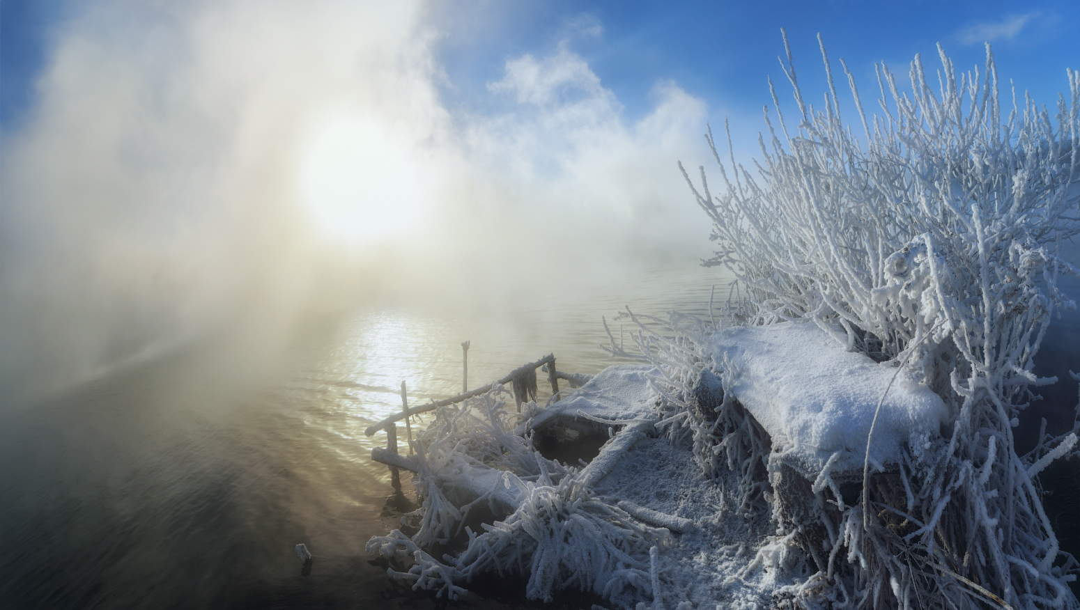 Сидел январь на лавочке...