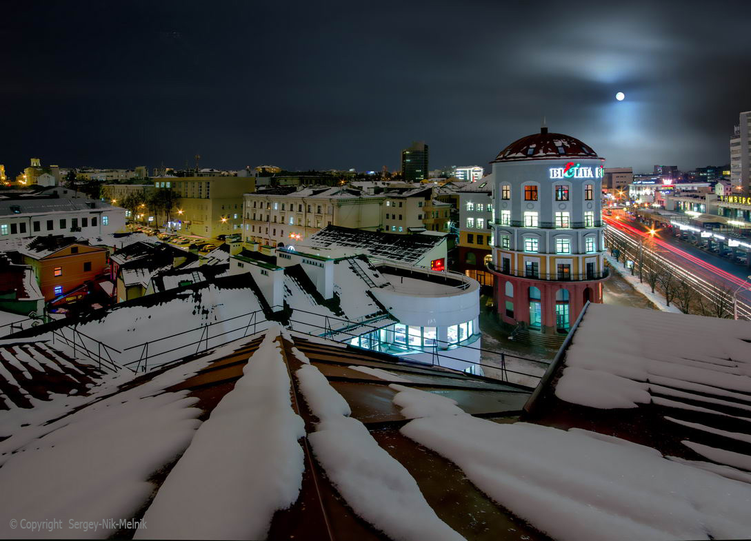 Лунный вечер в городе