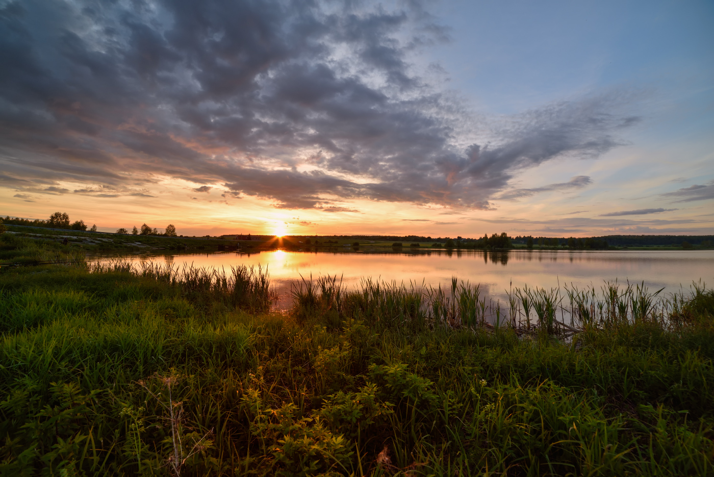 закат на озере