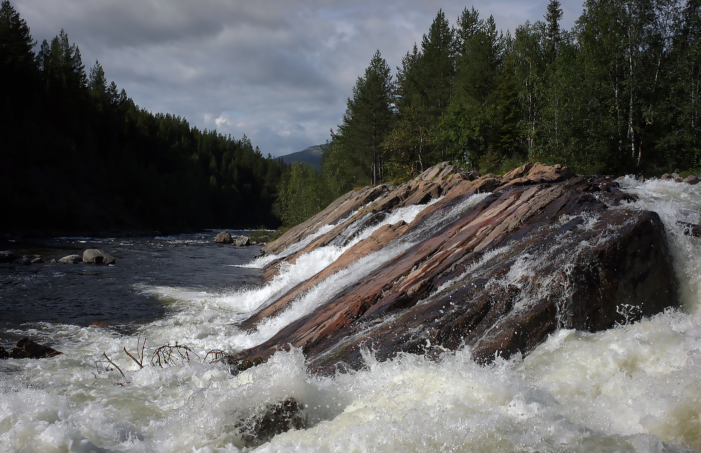 Течёт река.