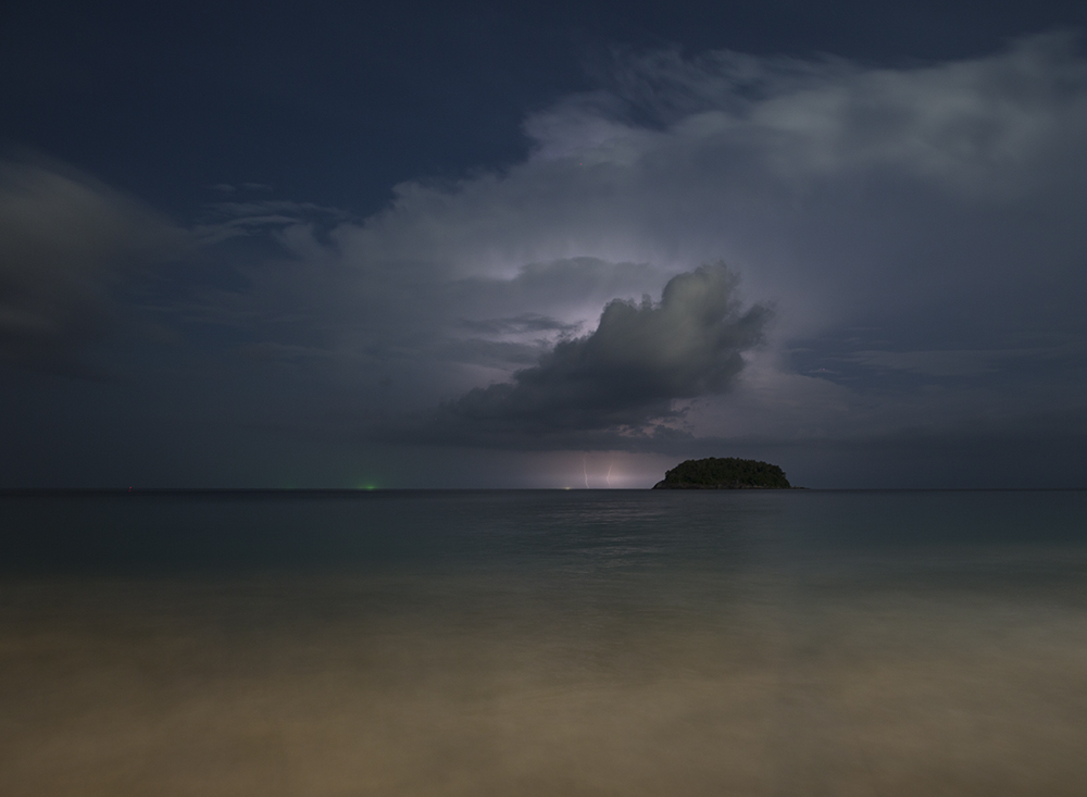 Ночная гроза над островом