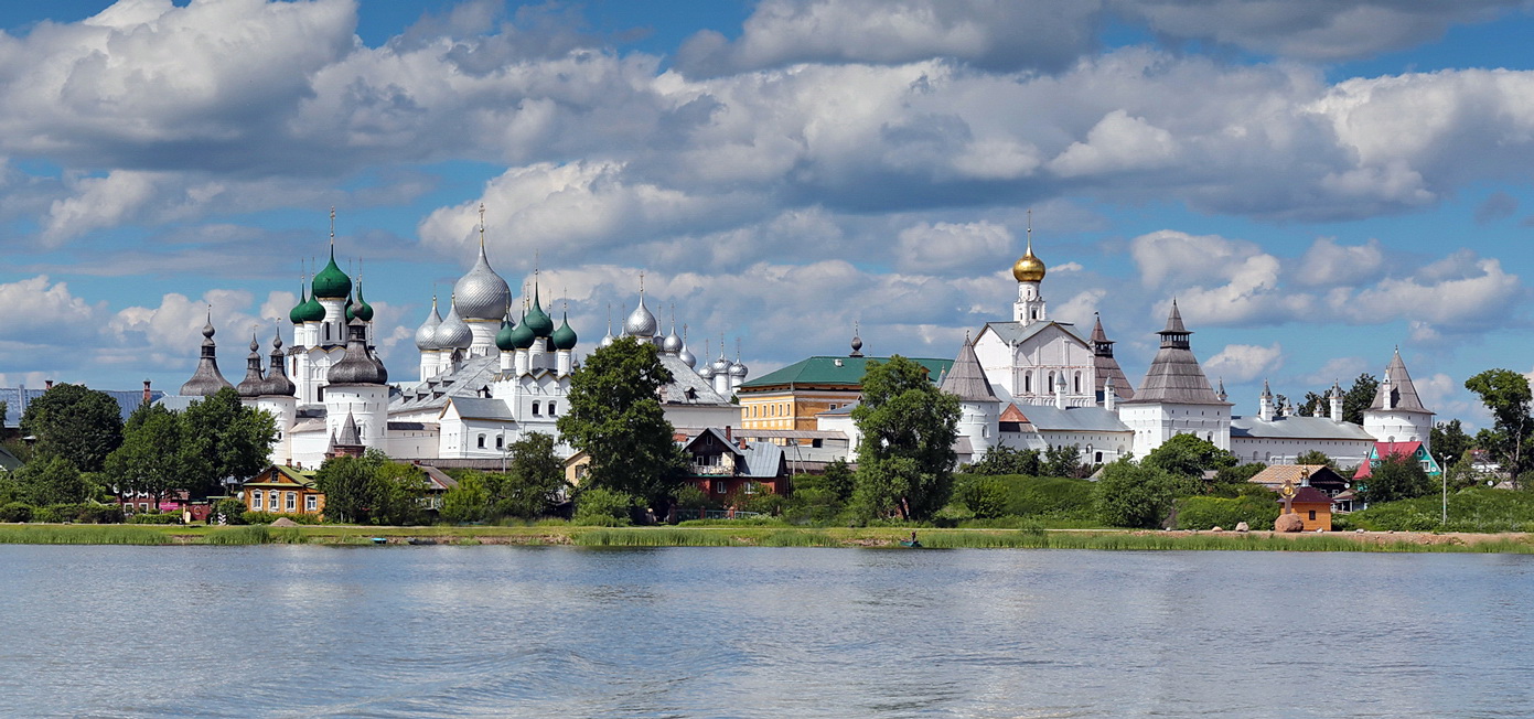 Вид на Ростовский кремль , с озера Неро.