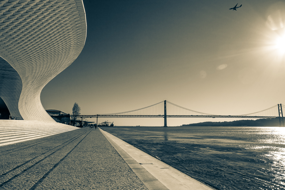 самолет в лучах солнца