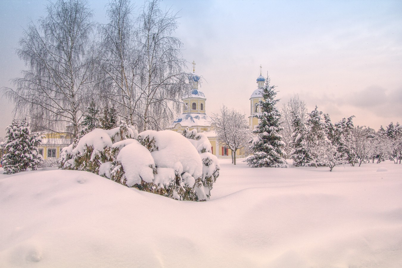 У храма Петра и Павла.