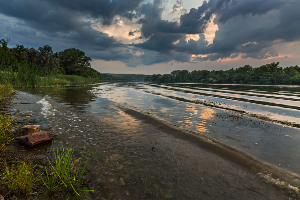 Промчалась моторка...