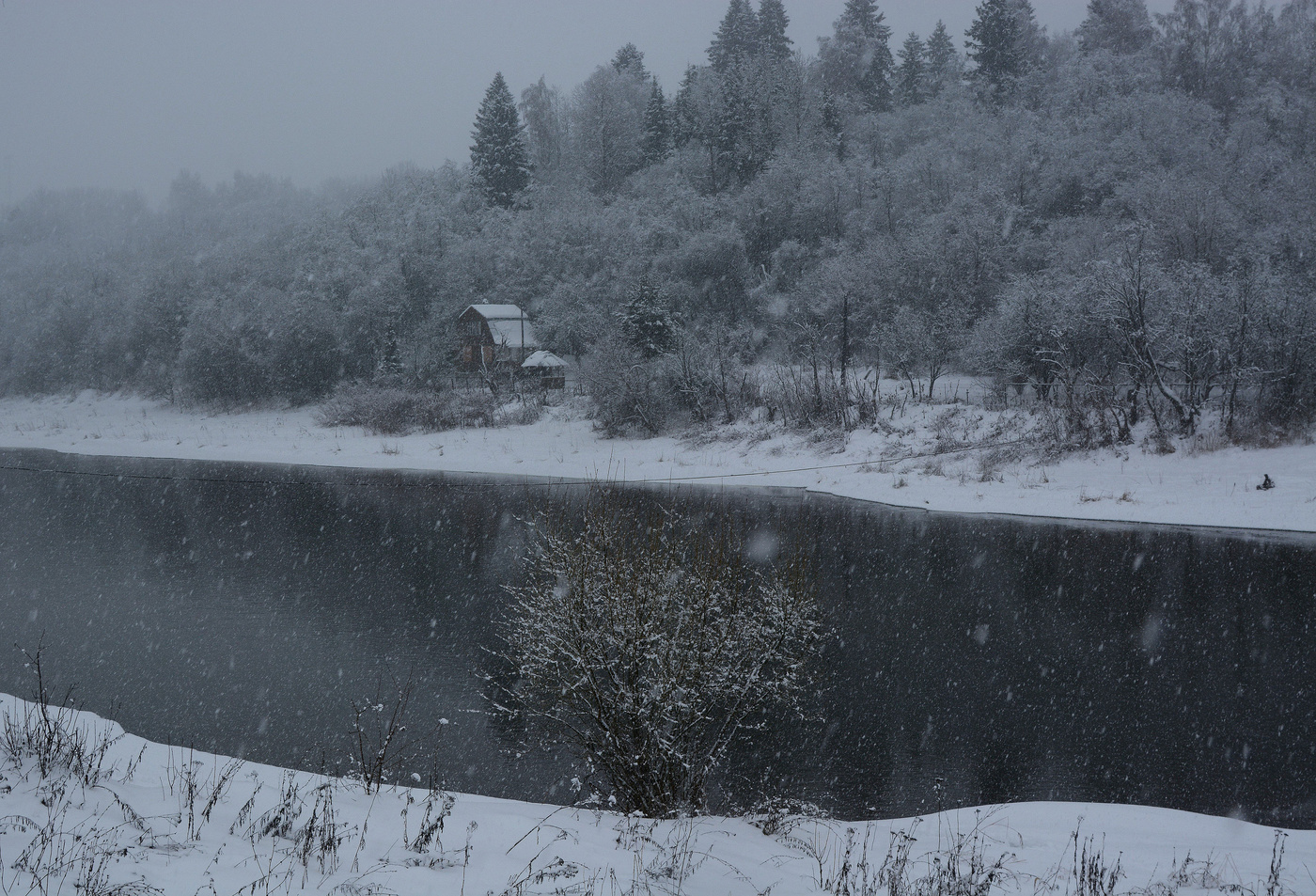 "Быстро таял день короткий ..."