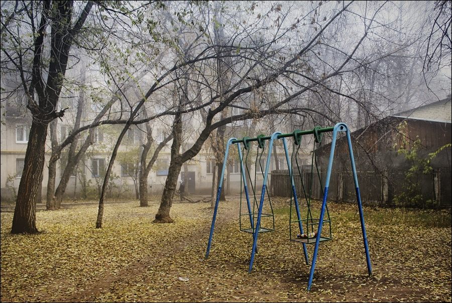 Старые качели.