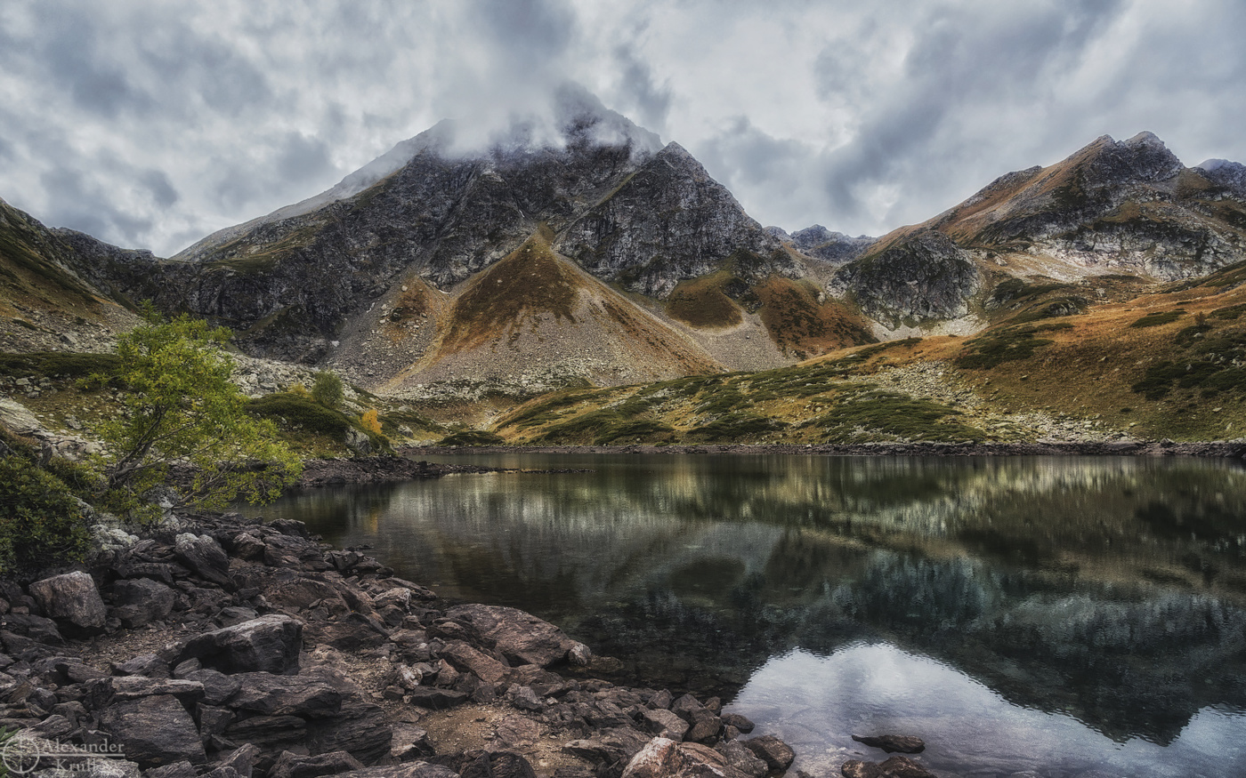 На берегу горного озера...